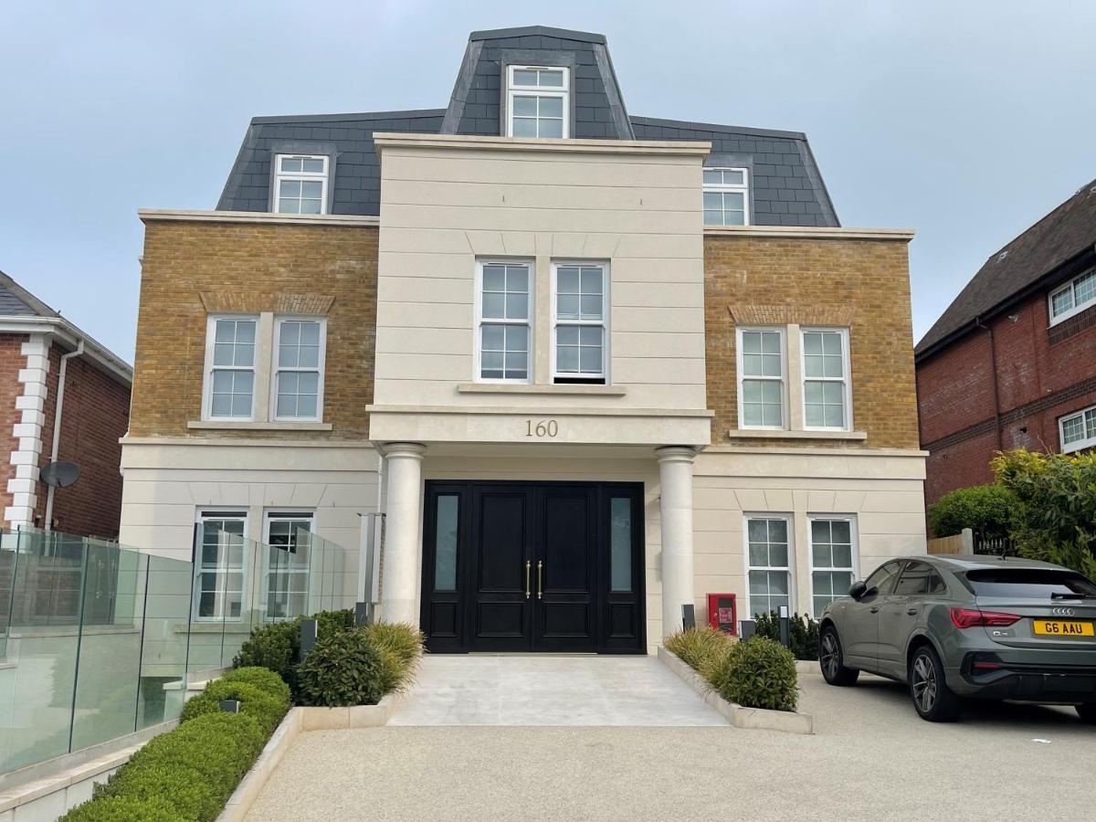 Luxurious, 2 Bed, 2 Bath Penthouse Apartment In Highly Desirable Chigwell Chcl F8 Exterior photo