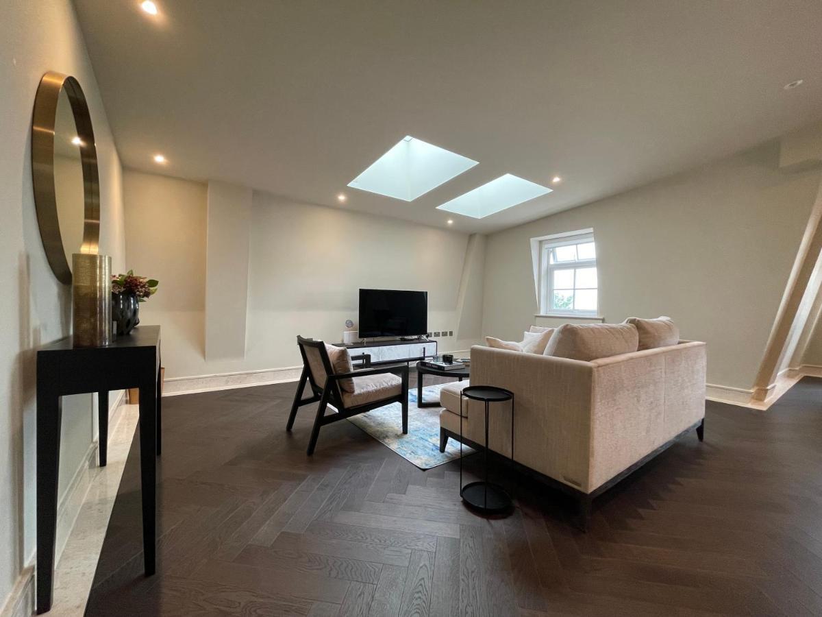 Luxurious, 2 Bed, 2 Bath Penthouse Apartment In Highly Desirable Chigwell Chcl F8 Exterior photo