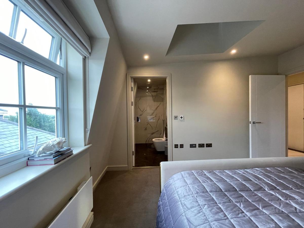 Luxurious, 2 Bed, 2 Bath Penthouse Apartment In Highly Desirable Chigwell Chcl F8 Exterior photo