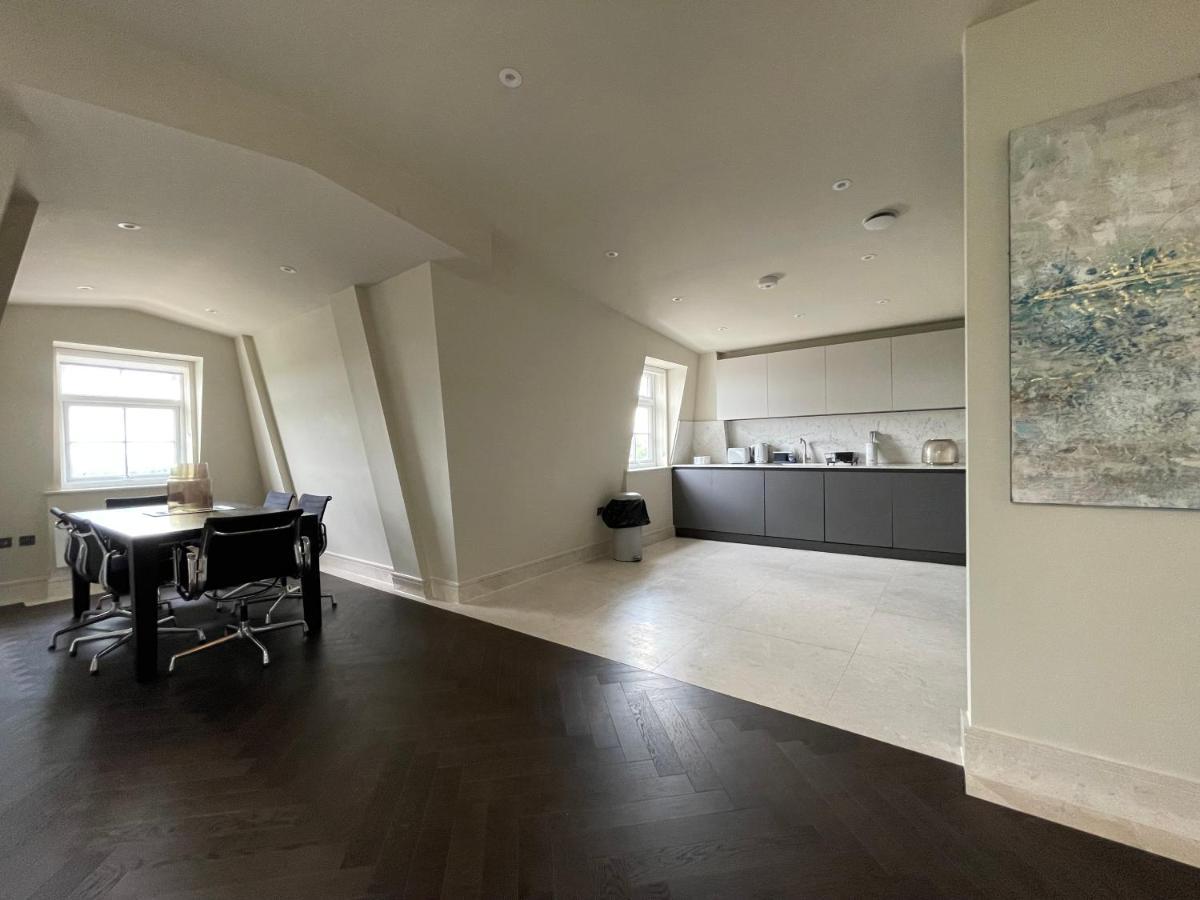 Luxurious, 2 Bed, 2 Bath Penthouse Apartment In Highly Desirable Chigwell Chcl F8 Exterior photo
