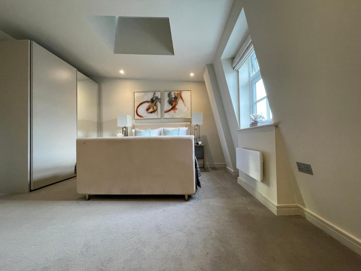 Luxurious, 2 Bed, 2 Bath Penthouse Apartment In Highly Desirable Chigwell Chcl F8 Exterior photo