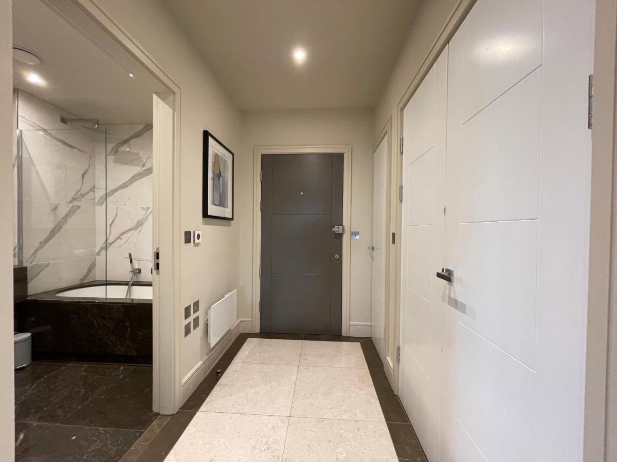 Luxurious, 2 Bed, 2 Bath Penthouse Apartment In Highly Desirable Chigwell Chcl F8 Exterior photo