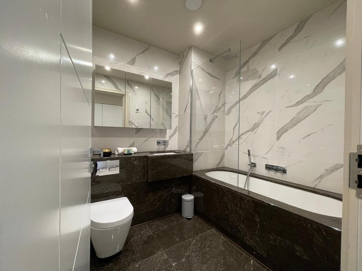 Luxurious, 2 Bed, 2 Bath Penthouse Apartment In Highly Desirable Chigwell Chcl F8 Exterior photo