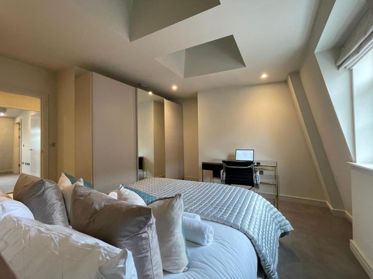 Luxurious, 2 Bed, 2 Bath Penthouse Apartment In Highly Desirable Chigwell Chcl F8 Exterior photo