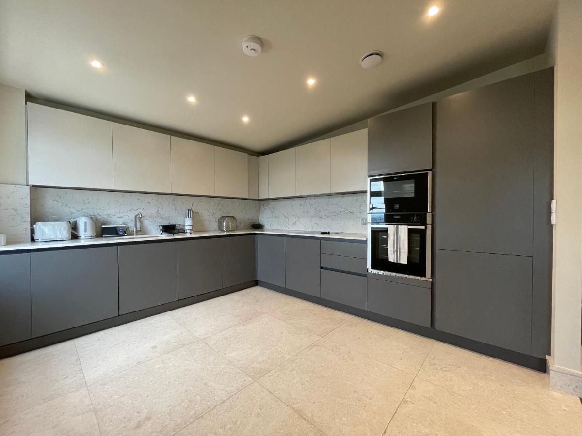 Luxurious, 2 Bed, 2 Bath Penthouse Apartment In Highly Desirable Chigwell Chcl F8 Exterior photo