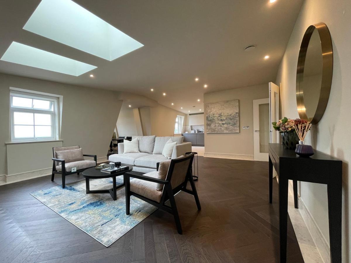Luxurious, 2 Bed, 2 Bath Penthouse Apartment In Highly Desirable Chigwell Chcl F8 Exterior photo